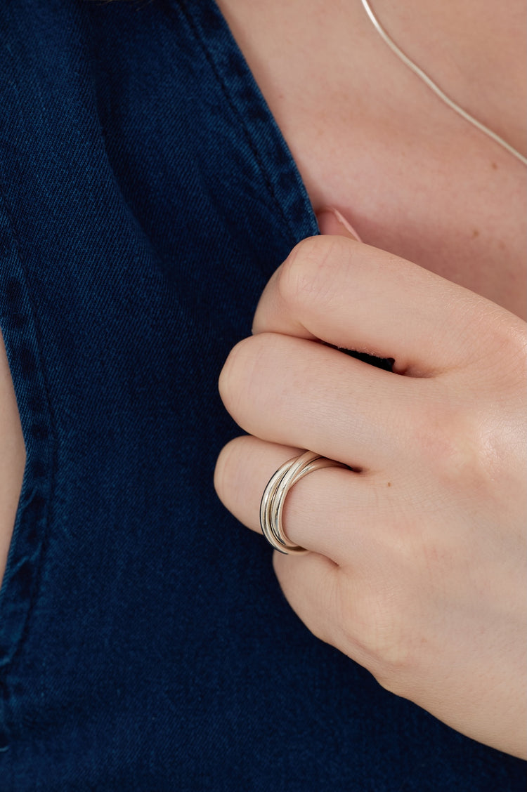 An elegant triple sterling silver ring 